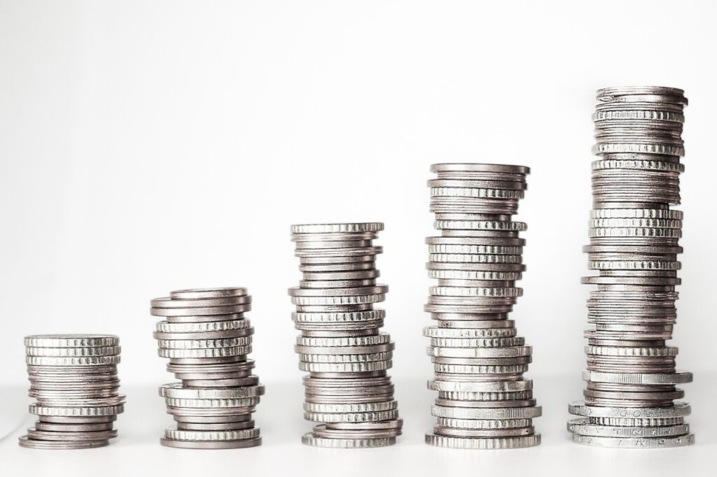 monedas en pilas.