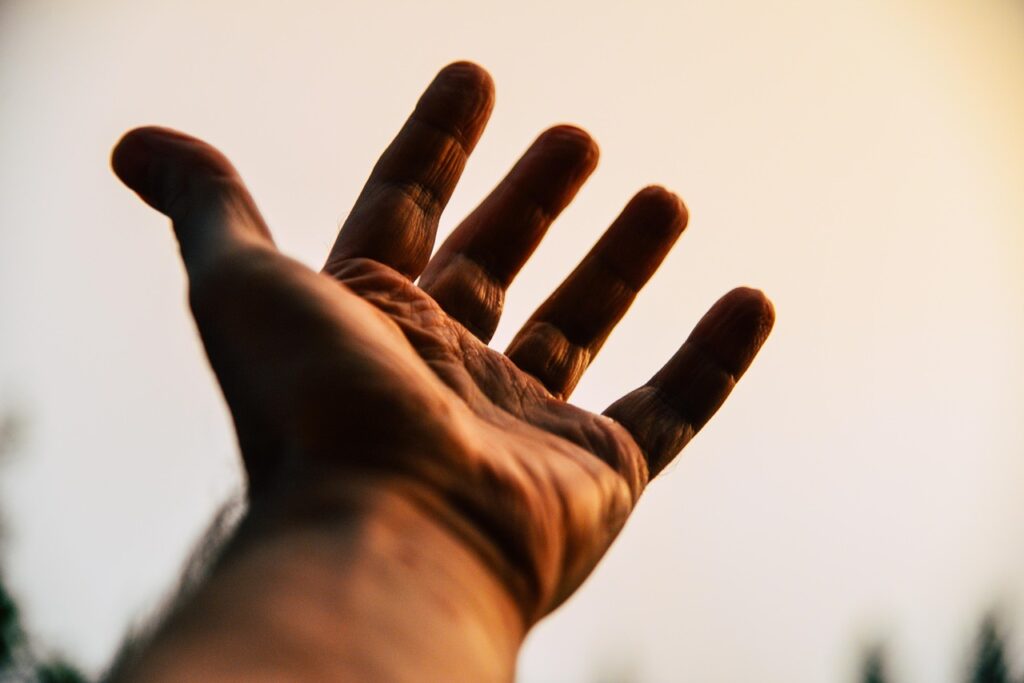 mano hacia el cielo